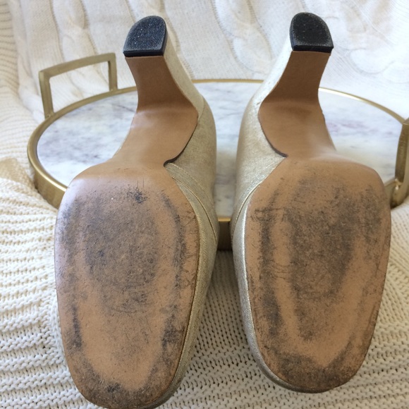 Vintage gold heels with embellishment. - Picture 5 of 8